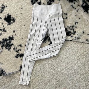 Avocado 7/8 pinstripe leggings xs/s